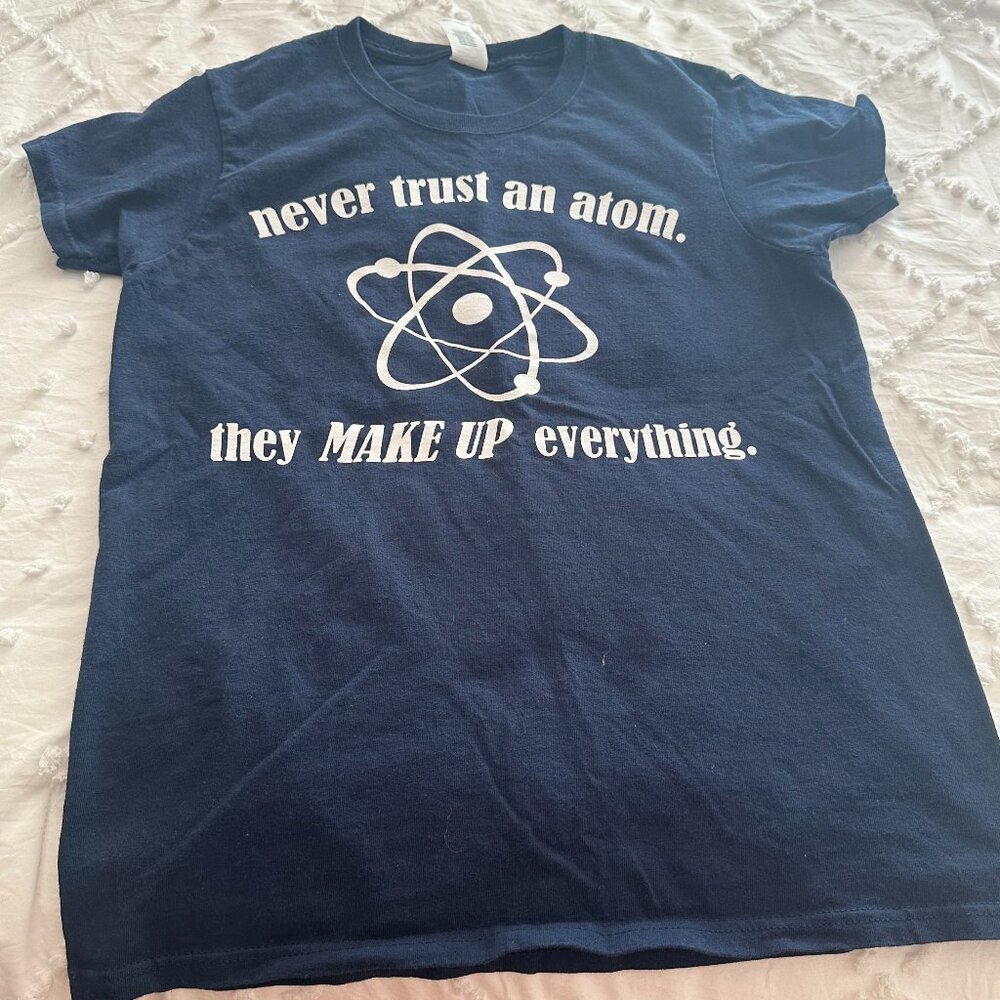 Gildan “Never Trust an Atom” Graphic Tee S Funny Science Nerd Shirt